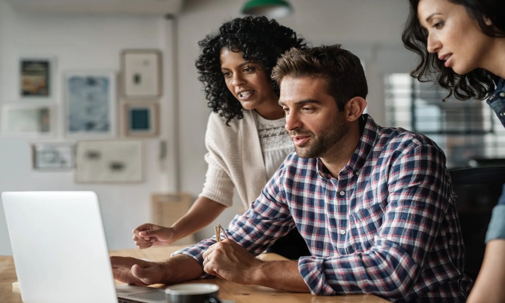Which HR software connects performance data with salary revisions?